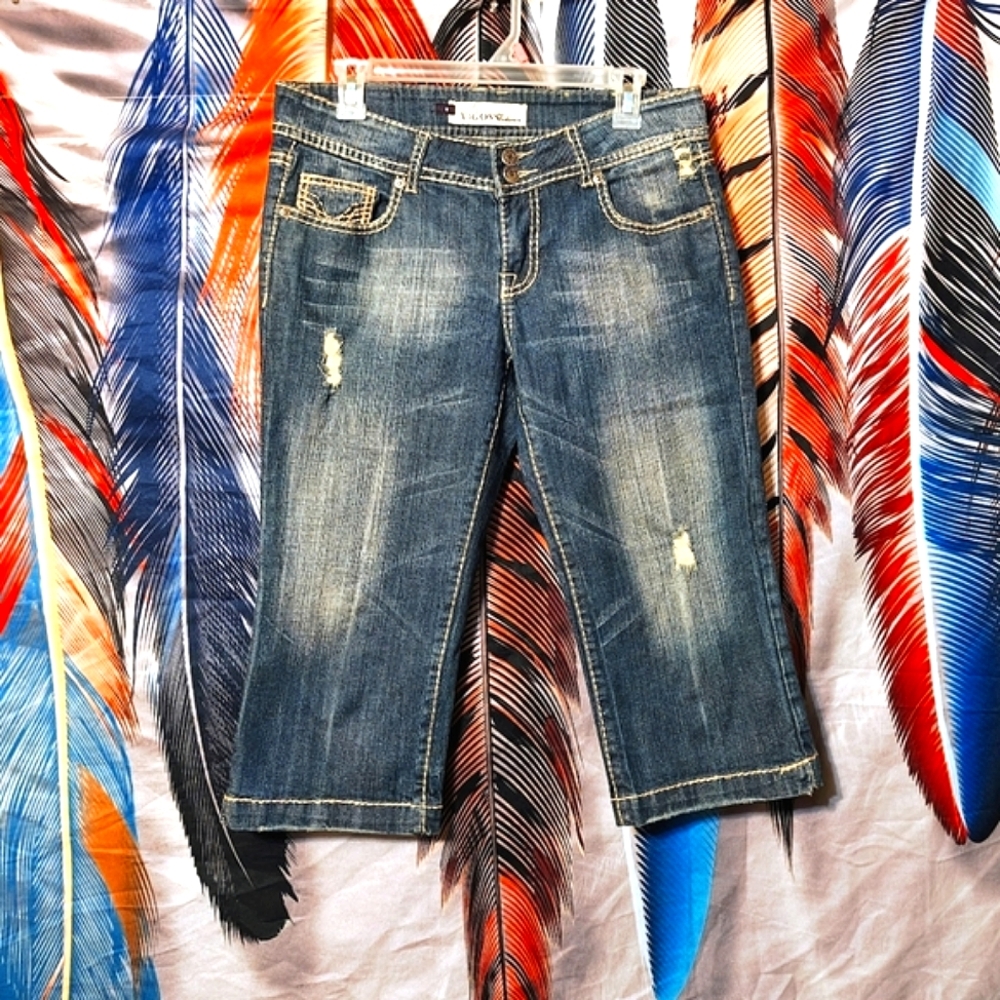 5/$50 EUC Vigoss Women's/Jr's. Thick Stitch Dark Wash Distressed Capris Sz.9